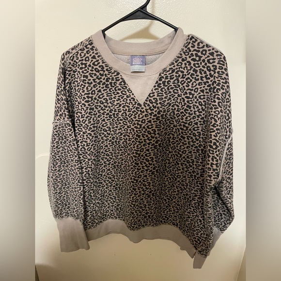 MV Sport Tops - ✨Women’s MV Sport Cheetah Print Crewneck Size L